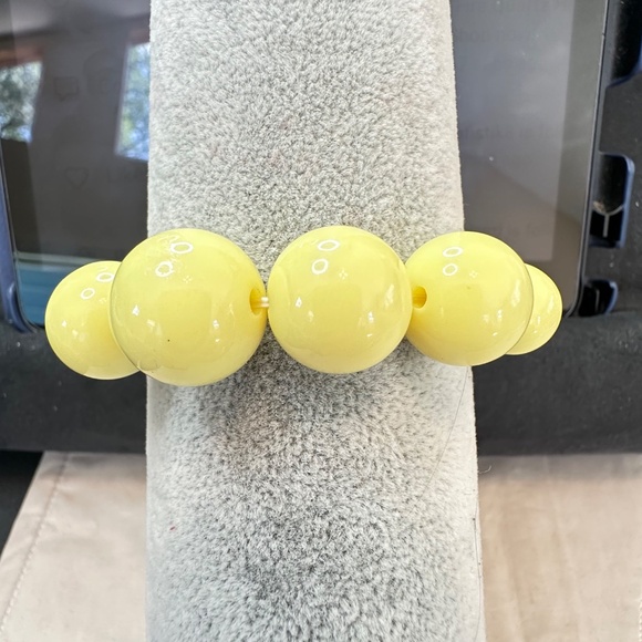 Buttery Yellow, Round, Tagua Nut Graduating Bead Stretchy Bracelet - Vintage - Picture 2 of 13